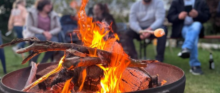 Fahnehissen folgt dem Osterfeuer